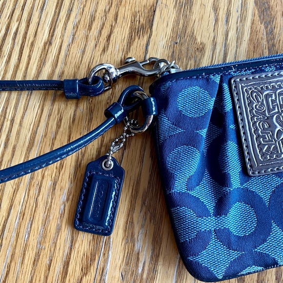 Coach Poppy Wristlet - Picture 3 of 9